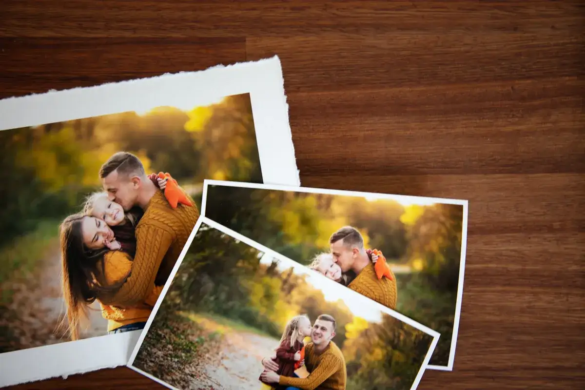 Rodzina w jesiennym lesie, uwieczniona w pięknych technikach szlachetnych w fotografii.