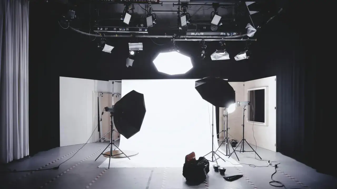 Studio fotograficzne z licznymi modyfikatorami światła w fotografii: softboxami, parasolkami i panelami LED, gotowe do sesji.