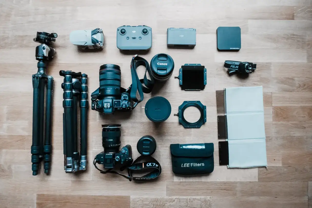 Sprzęt fotograficzny: dwa statywy, drony DJI, aparaty Canon i Sony, obiektywy, filtry LEE, akcesoria. Rywal Nikona gotowy do akcji.
