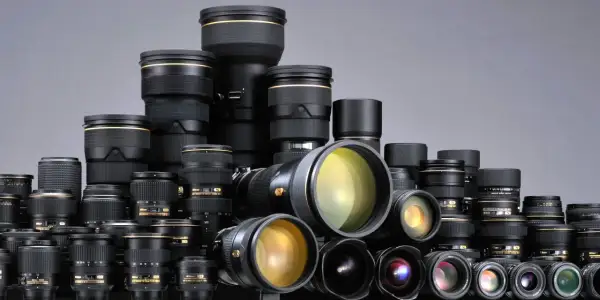 Kolekcja obiektywów Nikon, w tym teleobiektyw 300mm, pokazuje imponujące możliwości przybliżenia.