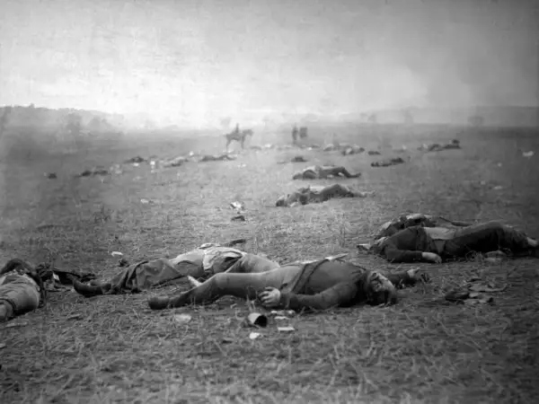 Pole bitwy po starciu, żołnierze leżą martwi. Mathew Brady uchwycił ten tragiczny widok.