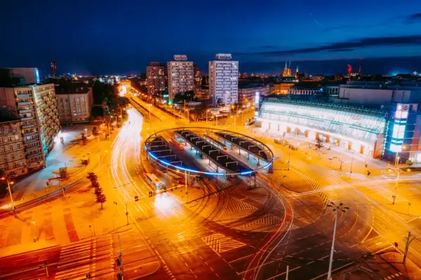 Nocne miasto z widokiem na pętlę tramwajową i dworzec, uchwycone obiektywem kitowym.