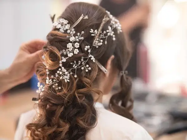 Eleganckie fryzury ślubne z perłami i kryształkami, tworzące romantyczny wygląd.