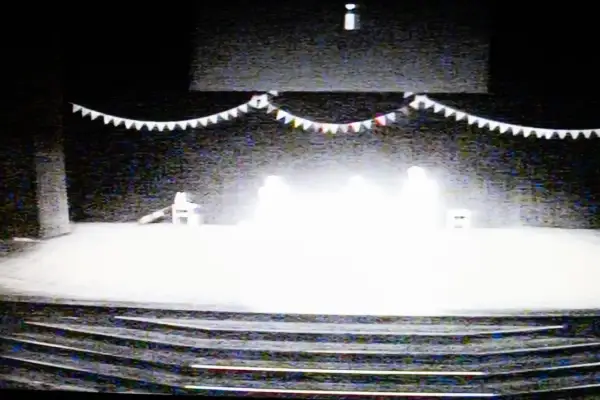 Scena teatralna z girlandą i sylwetkami. Może to być próba spektaklu, w którym gra Bartek Warzecha.