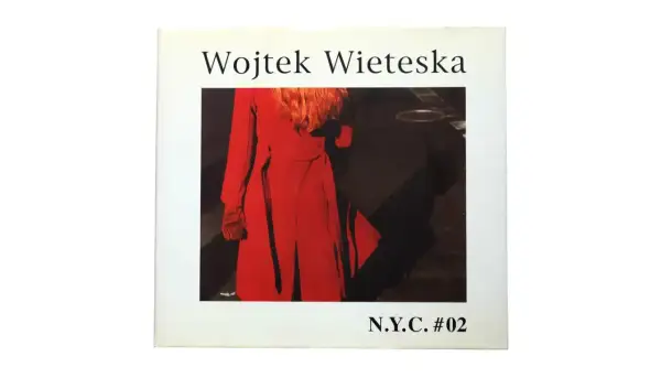 Wojtek Wieteska w czerwonym płaszczu na tle nocnego miasta. N.Y.C. #02.