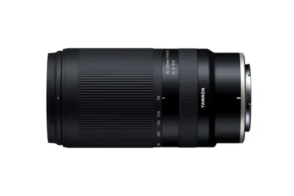 Obiektyw Tamron 70-300mm idealny do fotografii przyrodniczej, sportowej i portretowej z daleka.