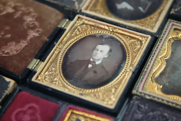 Portret mężczyzny w ozdobnej ramce, dzieło w stylu louis daguerre.