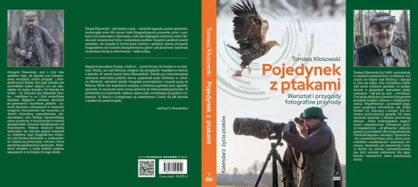 Okładka książki "Pojedynek z ptakami" Tomasza Kłosowskiego, z orłem w locie i fotografem z aparatem.