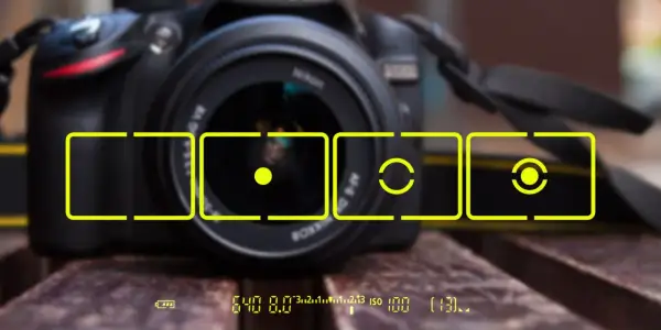 Aparat fotograficzny z zaznaczonymi polami kadrowania i wskaźnikami pomiaru światła.