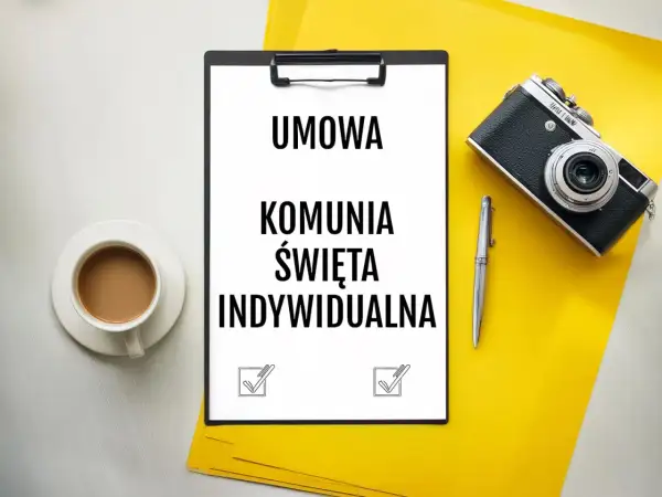 Wzór umowy z fotografem na komunię indywidualną. Na stole dokument, kawa i aparat.