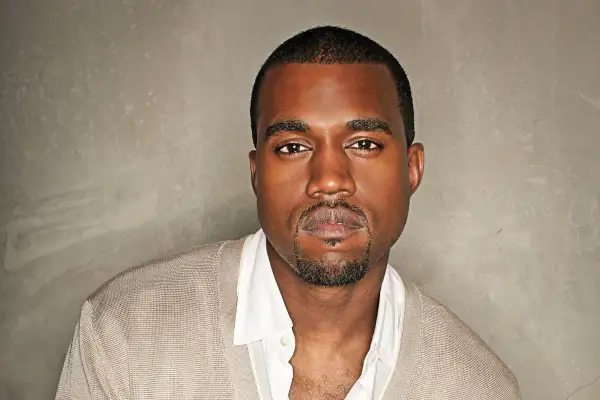 Portret Kanye Westa, ikony muzyki. Ta fotografia gwiazd uchwyciła jego charakterystyczny styl.